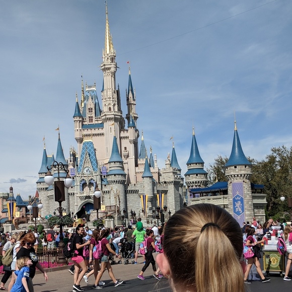 Meet your Posher, Kylie☀️ - Picture 1 of 5